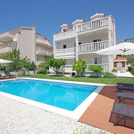 Luxury Penthouse Eva شقة *