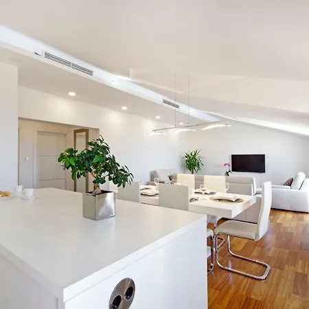 Luxury Penthouse Eva Апартаменты *